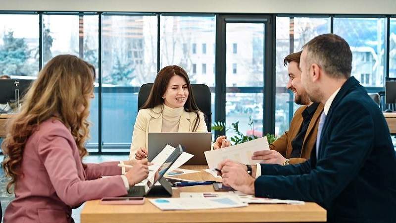 How Financial Advisors Influence the Modern Economy